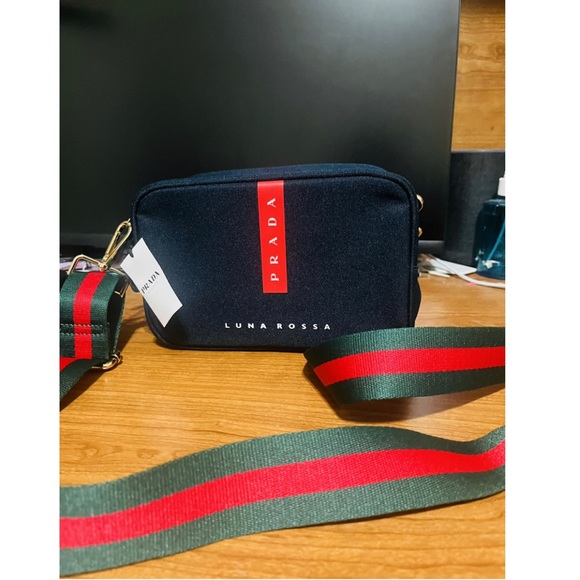 - Prada bag - Picture 4 of 6